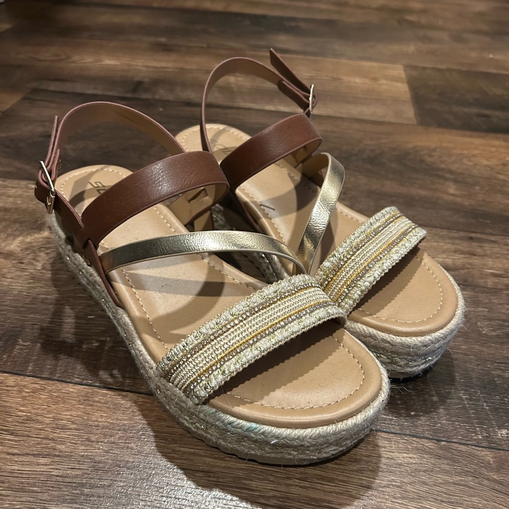 Stylish Women's Sandals with Brown and Gold Accents